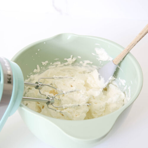 How To Make The Best Homemade Whipped Cream (In 5 Minutes!)