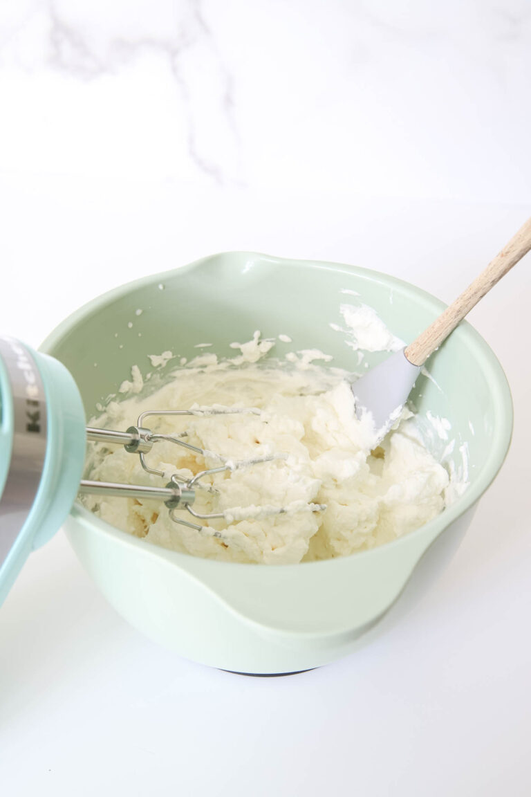 How To Make The Best Homemade Whipped Cream (In 5 Minutes!)