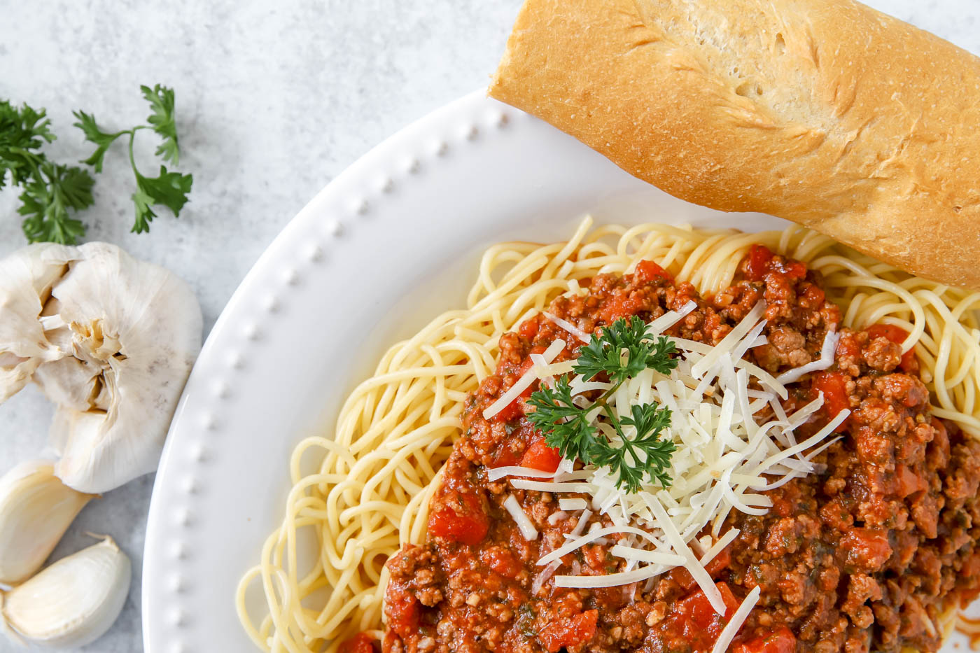 spaghetti sauce recipe with noodles and bread